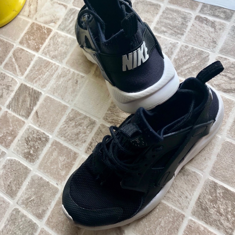 Nike Huarache (Size 2 Little Kids)